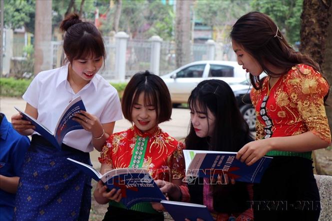 Đoàn viên, thanh niên tỉnh Sơn La tìm hiểu về phong trào phòng, chống HIV/AIDS, nâng cao nhận thức, thay đổi thái độ và hành vi về phòng, chống HIV/AIDS. Ảnh: Diệp Anh - TTXVN