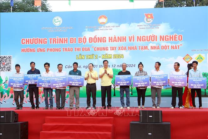 Ban tổ chức trao 10 nhà Đại đoàn kết cho các hộ gia đình có hoàn cảnh khó khăn tại thành phố Cần Thơ. Ảnh: Trung Kiên - TTXVN