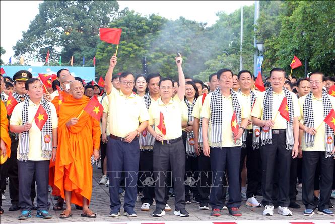 Bí thư Thành ủy Cần Thơ Nguyễn Văn Hiếu cùng các đại biểu khởi hành Chương trình Đi bộ đồng hành vì nghèo tại thành phố Cần Thơ. Ảnh: Trung Kiên - TTXVN