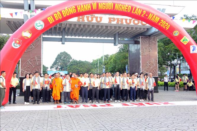 Các đại biểu chuẩn bị tại vạch xuất phát của chương trình đi bộ. Ảnh: Trung Kiên - TTXVN