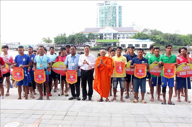 Ban tổ chức trao cờ lưu niệm cho các đội tham gia. Ảnh: Trung Kiên - TTXVN
