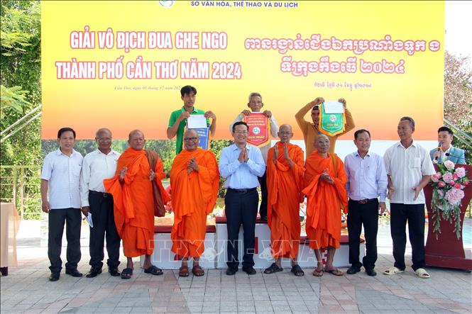 Ban tổ chức trao thưởng cho các đội đạt giải Nhất, Nhì, Ba. Ảnh: Trung Kiên - TTXVN