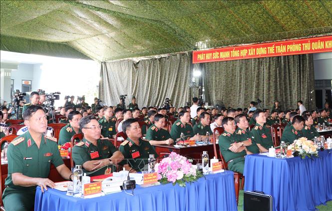 Các đại biểu dự khai mạc diễn tập tác chiến phòng thủ Quân khu 7 năm 2024. Ảnh: Huyền Trang - TTXVN