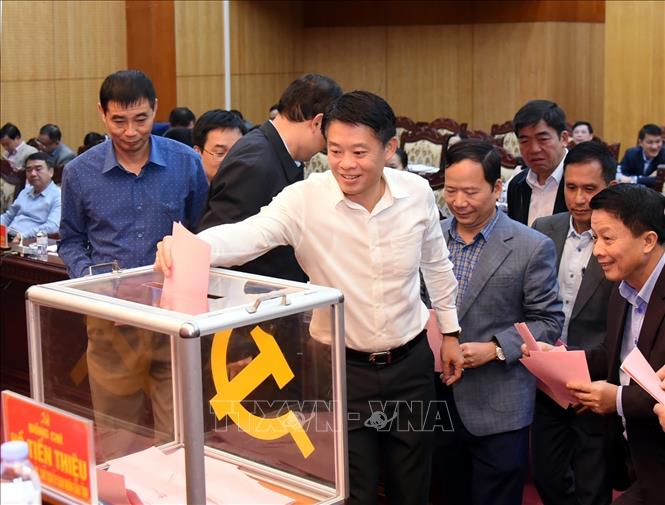Các đại biểu bỏ phiếu bầu Bí thư Tỉnh ủy Lạng Sơn. Ảnh: Văn Đạt - TTXVN