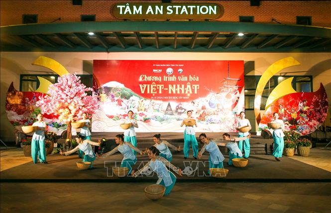 Tuần văn hóa Việt - Nhật lần đầu tiên được tổ chức trên đỉnh núi Bà Đen. Ảnh: Giang Phương - TTXVN