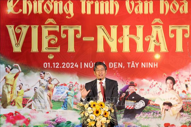 Ông Ito Naoki, Đại sứ Nhật Bản tại Việt Nam hy vọng sau một thời gian những cây hoa anh đào ở đất nước Nhật Bản có thể phát triển tốt ở núi Bà Đen, tỉnh Tây Ninh. Ảnh: Giang Phương - TTXVN