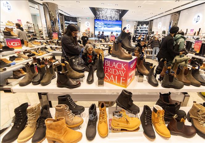 Hàng hóa được bày bán ở Toronto, Canada, ngày 29/11/2024. Ảnh: THX/TTXVN