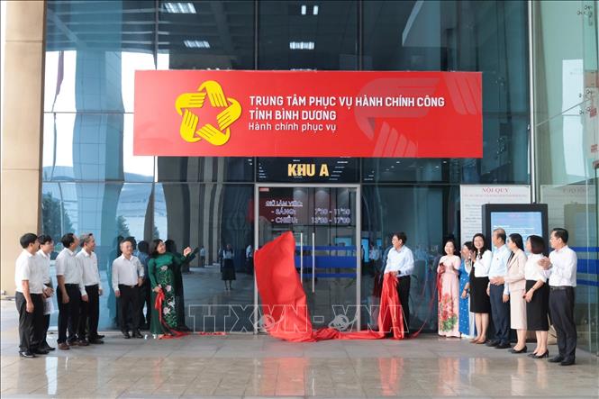 Ra mắt Trung tâm giải quyết các thủ tục hành chính một cấp tại Trung tâm Phục vụ Hành chính công tỉnh Bình Dương. Ảnh: TTXVN phát
