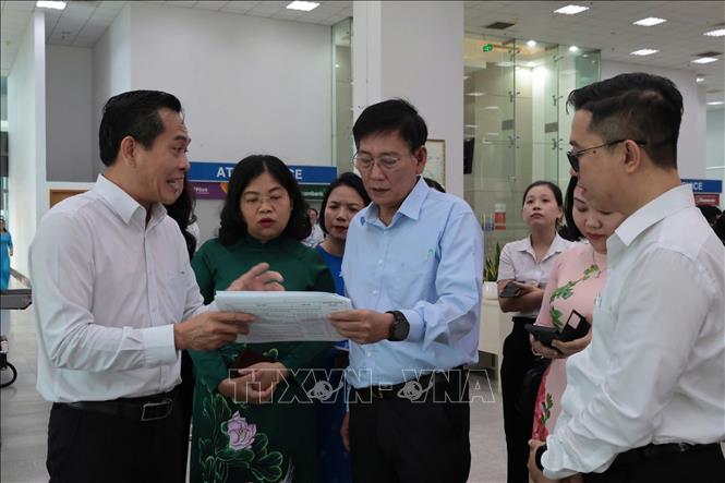 Lãnh đạo UBND tỉnh Bình Dương kiểm tra các danh mục giải quyết thủ tục hành chính một cấp trong thời gian tới. Ảnh: TTXVN phát