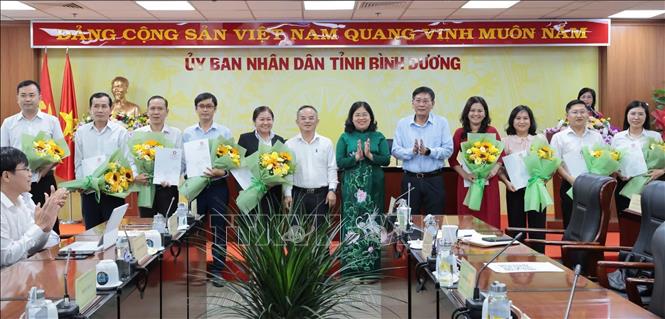 Ra mắt nhân sự bố trí làm việc tại Trung tâm giải quyết các thủ tục hành chính một cấp tại Trung tâm Phục vụ Hành chính công tỉnh Bình Dương. Ảnh: TTXVN phát