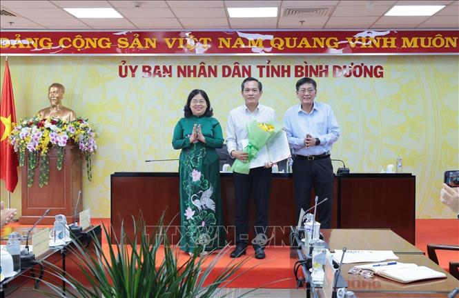 Lãnh đạo UBND tỉnh Bình Dương trao quyết định cho ông Trương Công Huy, Phó Chánh Văn phòng UBND tỉnh kiêm Phó Giám đốc phụ trách Trung tâm Phục vụ Hành chính Công tỉnh Bình Dương. Ảnh: TTXVN phát