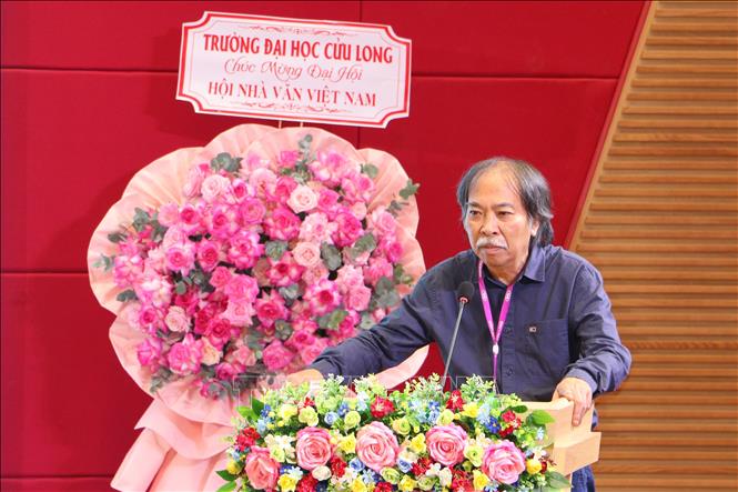 Chủ tịch Hội Nhà văn Việt Nam Nguyễn Quang Thiều phát biểu tại đại hội. Ảnh: Lê Thúy Hằng - TTXVN 