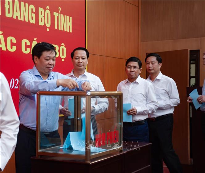 Các đại biểu bỏ phiếu bầu Bí thư Tỉnh ủy Thái Bình. Ảnh: Vũ Quang - TTXVN