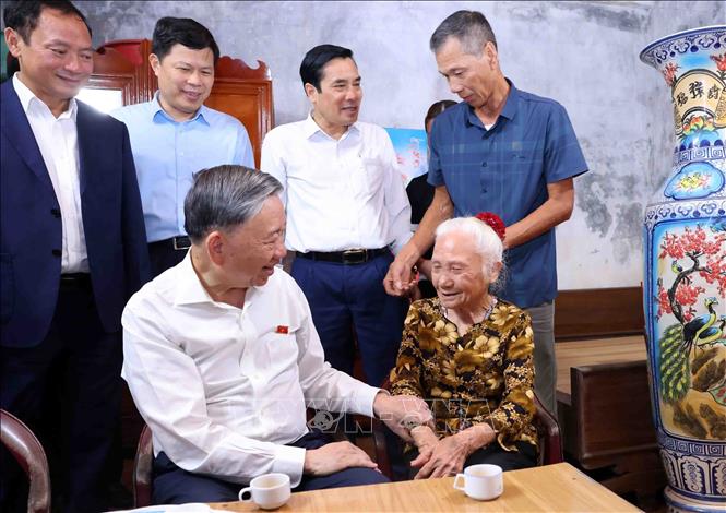 Tổng Bí thư Tô Lâm thăm, tặng quà gia đình bà Bùi Thị Kiêng (84 tuổi) là hộ gia đình khó khăn có nhiều nỗ lực vươn lên trong cuộc sống, ở đường Đằng Giang, phường Minh Khai, thành phố Hưng Yên. Ảnh: Phạm Kiên - TTXVN