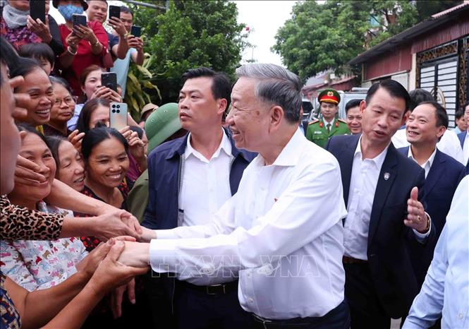 Tổng Bí thư Tô Lâm với người dân tỉnh Hưng Yên. Ảnh: Phạm Kiên - TTXVN