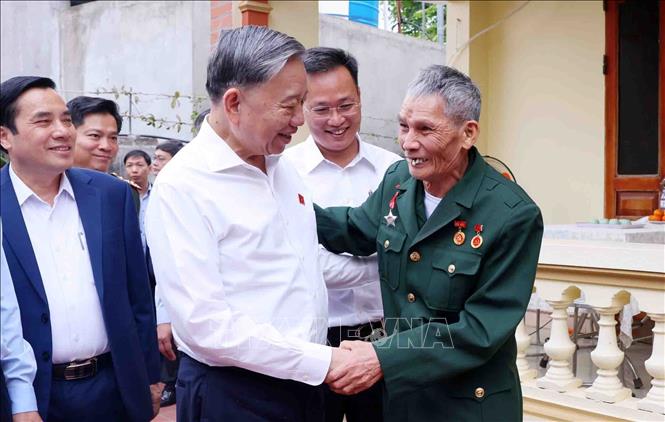 Tổng Bí thư Tô Lâm đến thăm, tặng quà gia đình ông Mai Văn Vĩnh (73 tuổi), ở thôn An Chiểu, xã Liên Phương, thành phố Hưng Yên, là thương binh 81%, 45 năm tuổi Đảng. Ảnh: Phạm Kiên - TTXVN