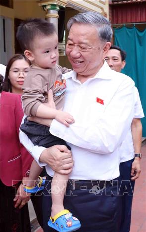 Tổng Bí thư Tô Lâm thăm hỏi người thân gia đình ông Mai Văn Vĩnh (73 tuổi), ở thôn An Chiểu, xã Liên Phương, thành phố Hưng Yên, là thương binh 81%, 45 năm tuổi đảng. Ảnh: Phạm Kiên - TTXVN