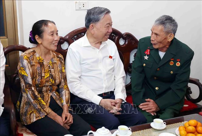 Tổng Bí thư Tô Lâm thăm, tặng quà gia đình ông Mai Văn Vĩnh (73 tuổi), ở thôn An Chiểu, xã Liên Phương, thành phố Hưng Yên, là thương binh 81%, 45 năm tuổi đảng. Ảnh: Phạm Kiên - TTXVN