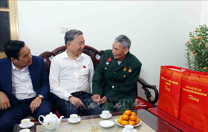 Tổng Bí thư Tô Lâm thăm, tặng quà gia đình ông Mai Văn Vĩnh (73 tuổi), ở thôn An Chiểu, xã Liên Phương, thành phố Hưng Yên, là thương binh 81%, 45 năm tuổi đảng. Ảnh: Phạm Kiên - TTXVN