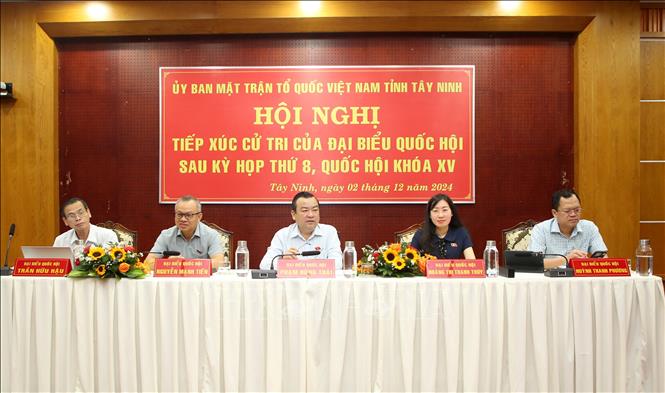 Phó Chủ nhiệm Uỷ ban đối ngoại của Quốc hội Nguyễn Mạnh Tiến (thứ 2 từ trái sang phải) cùng Đoàn Đại biểu Quốc hội tỉnh Tây Ninh chủ trì Hội nghị tiếp xúc cử tri. Ảnh: Giang Phương – TTXVN