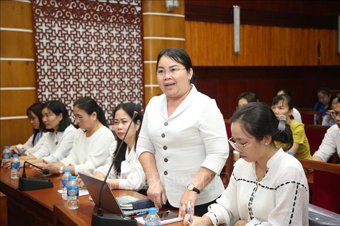 Giám đốc Sở Khoa học và Công nghệ Tây Ninh Nguyễn Thị Kim Quyên trả lời ý kiến, kiến nghị của cử tri. Ảnh: Giang Phương - TTXVN