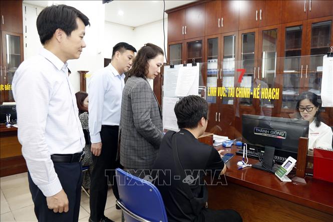 Chủ tịch UBND quận Hà Đông Cấn Thị Việt Hà kiểm tra công tác thực hiện cách hành chính của quận. Ảnh: Nguyễn Văn Cảnh-TTXVN