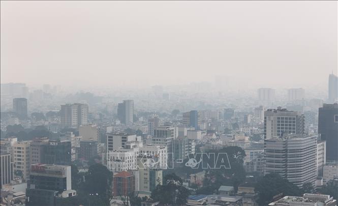  Bụi mịn vượt ngưỡng cho phép nhiều lần, các toà nhà cao tầng tại Thành phố Hồ Chí Minh chìm trong sương mù, mờ ảo (ảnh chụp ngày 02/12/2024). Ảnh: Hồng Đạt - TTXVN
