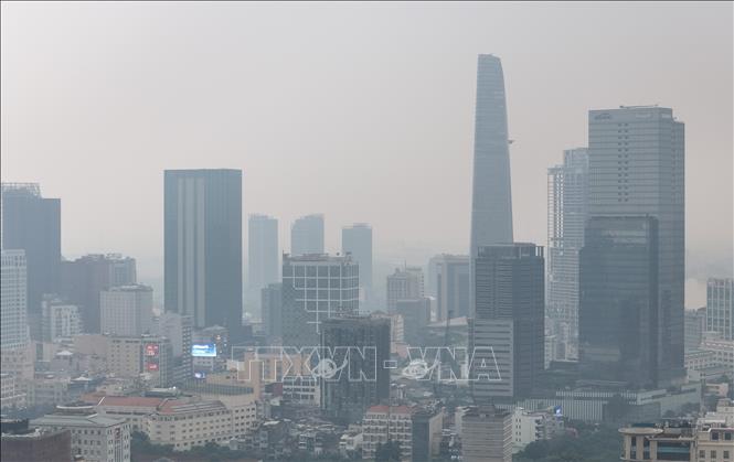 Các tòa nhà cao tầng chìm trong sương mù, mờ ảo do bụi mịn tại khu vực trung tâm Thành phố Hồ Chí Minh, ngày 02/12. Ảnh: Hồng Đạt - TTXVN

