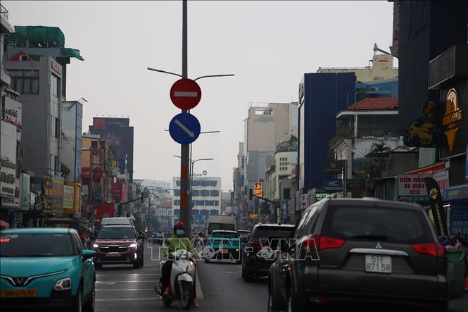 Bụi mịn thời điểm 15 giờ chiều 02/12/2024, ở quận Phú Nhuận (Thành phố Hồ Chí Minh) khiến trời tối hơn bình thường. Ảnh: Hồng Đạt - TTXVN
