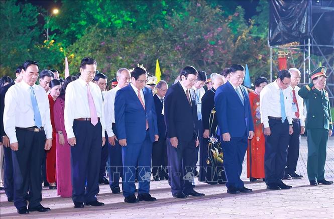 Prime Minister Pham Minh Chinh and delegates offer flowers and pay tribute to heroic martyrs at the Binh Gia victory monument. VNA Photo: Dương Giang