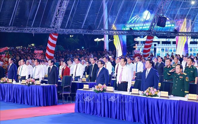 Prime Minister Pham Minh Chinh and delegates offer flowers and pay tribute to heroic martyrs at the Binh Gia victory monument. VNA Photo: Dương Giang