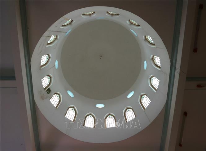 The mosque has small, symmetrical windows under the onion dome to get light from outside. VNA Photo: Hồng Đạt