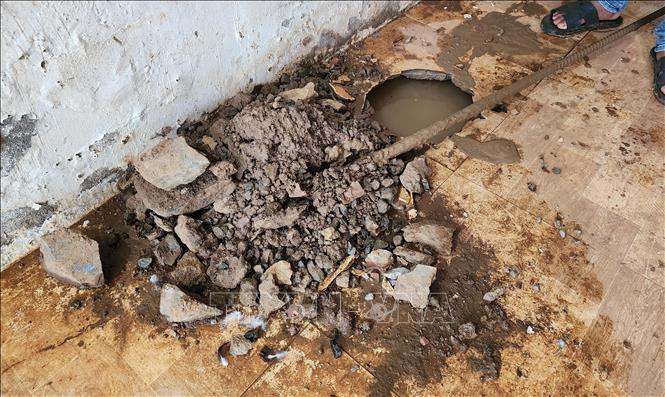 Nước trong lòng đất tự động trào lên từ hố sâu xuống hơn 1m tại nhà bà Nguyễn Thị Dụ, ấp Bù Tam, xã Hưng Phước. Ảnh: Đậu Tất Thành – TTXVN