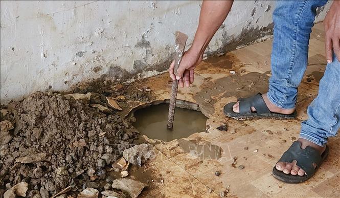 Hố sâu hơn 1m trong nhà bà Nguyễn Thị Dụ ở ấp Bù Tam, xã Hưng Phước, huyện Bù Đốp. Ảnh: Đậu Tất Thành – TTXVN
