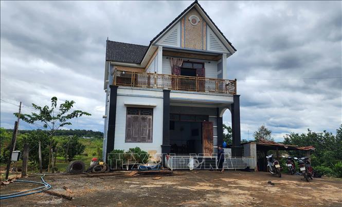 Ngôi nhà bà Dụ (xã Hưng Phước, huyện Bù Đốp, tỉnh Bình Phước) nguy cơ bị đổ sập do dự án đập thủy lời Bù Tam. Ảnh: Đậu Tất Thành – TTXVN