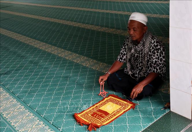 A Muslim man in Xuan Hung Cham ethnic village prays inside Masjid Nourul Ehsaan mosque. VNA Photo: Hồng Đạt