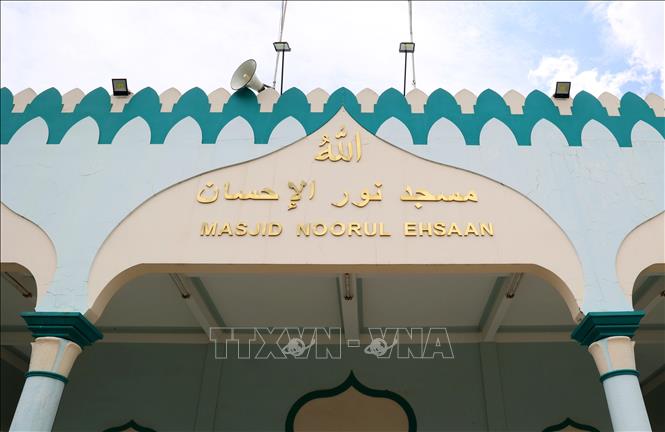 The rectangular-shaped mosque is painted in white and emerald green. VNA Photo: Hồng Đạt