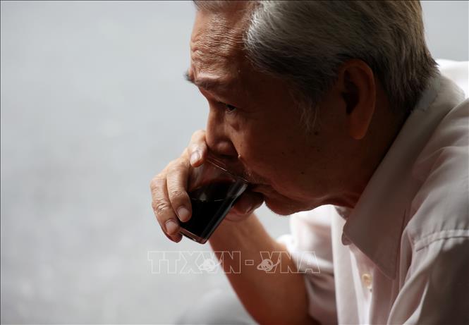 Thưởng thức cà phê vợt. Ảnh: Hồng Đạt - TTXVN
