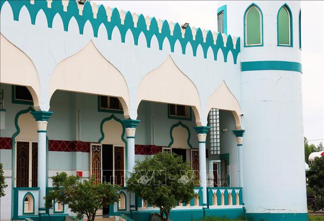The mosque has a simple structure with airy corridors. VNA Photo: Hồng Đạt