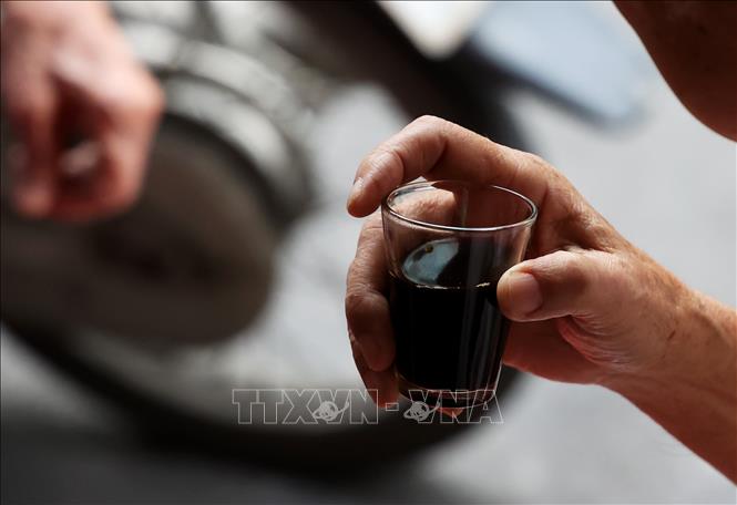 Cà phê vợt có vị đắng xen lẫn chút mùi khói đặc trưng, hậu vị để lại trong cổ họng rất dễ chịu. Ảnh: Hồng Đạt - TTXVN 