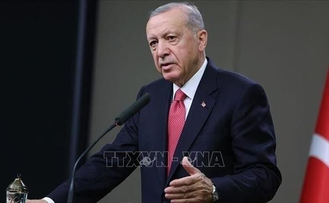 Tổng thống Thổ Nhĩ Kỳ Tayyip Erdogan bày tỏ hy vọng tình hình bất ổn ở Syria sẽ được giải quyết bằng một thỏa thuận phù hợp với yêu cầu của người dân nước này. Ông Erdogan cũng nói thêm rằng Ankara đang theo dõi chặt chẽ các diễn biến ở quốc gia láng giềng Syria và thực hiện các biện pháp cần thiết để ngăn chặn nguy cơ gây hại đến an ninh của Thổ Nhĩ Kỳ. Ảnh: IRNA/TTXVN
