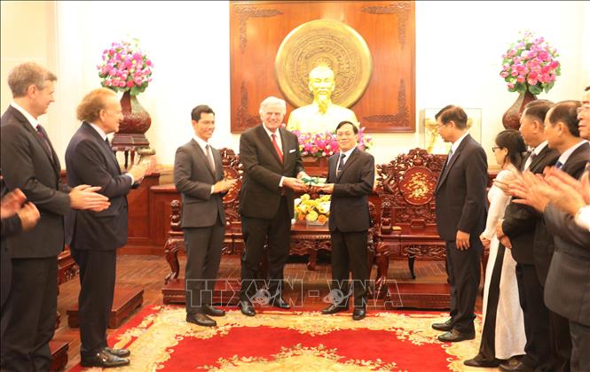 Mục sư Franklin Graham tặng quà lưu niệm cho Phó Chủ tịch UBND thành phố Cần Thơ Nguyễn Ngọc Hè. Ảnh: Ngọc Thiện-TTXVN