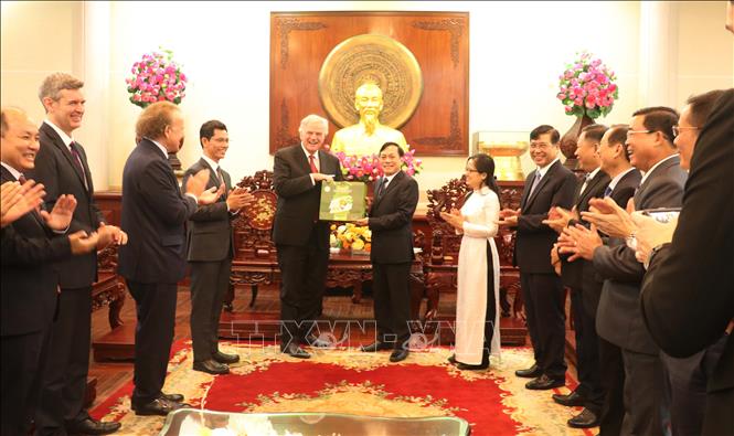 Phó Chủ tịch UBND thành phố Cần Thơ Nguyễn Ngọc Hè tặng quà lưu niệm cho Mục sư Franklin Graham. Ảnh: Ngọc Thiện-TTXVN