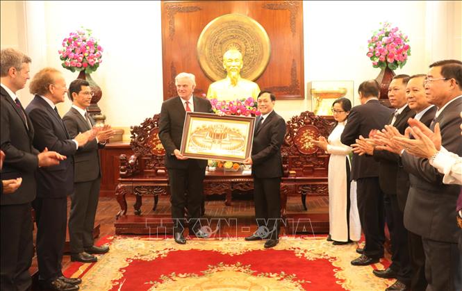 Phó Chủ tịch UBND thành phố Cần Thơ Nguyễn Ngọc Hè tặng quà lưu niệm cho Mục sư Franklin Graham. Ảnh: Ngọc Thiện-TTXVN