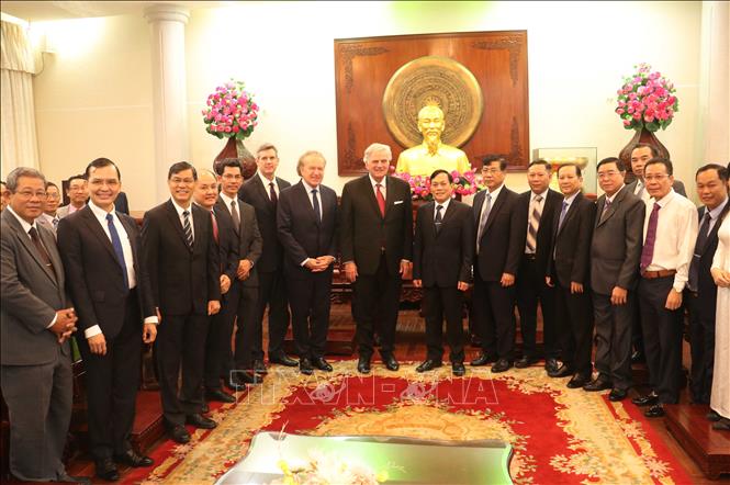 Mục sư Franklin Graham và Đoàn nhân sự Tổ chức Truyền giáo Billy Graham cùng lãnh đạo thành phố Cần Thơ tại buổi tiếp. Ảnh: Ngọc Thiện-TTXVN