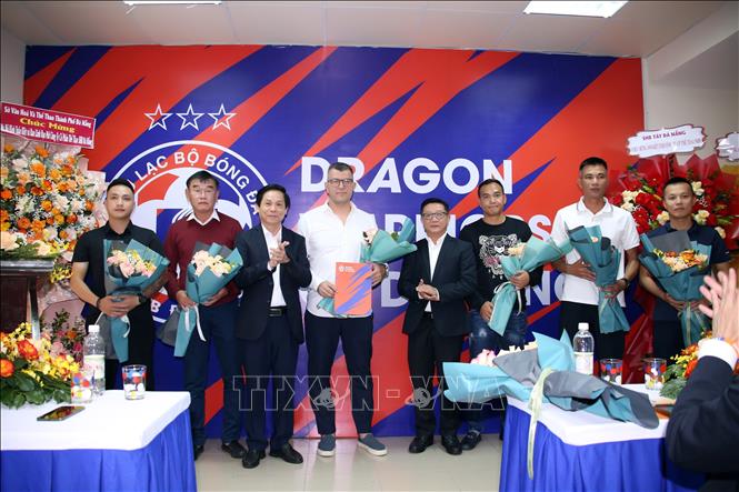 Giám đốc Sở Văn hóa và Thể thao thành phố Đà Nẵng Phạm Tấn Xử tặng hoa chúc mừng thành viên Ban Huấn luyện. Ảnh: Trần Lê Lâm - TTXVN 