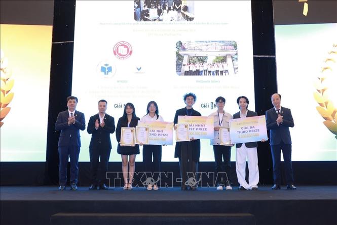 Tập thể các đội thi từ các trường đại học, cao đẳng trong cả nước nhận Giải thưởng VietFuture Awards 2024. Ảnh: TTXVN phát