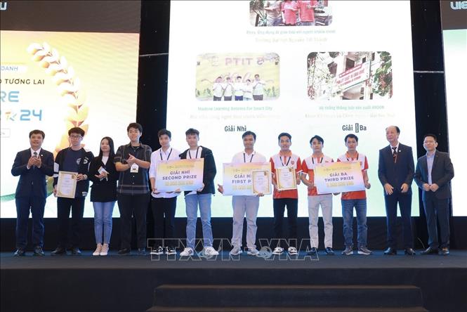 Tập thể các đội thi từ các trường đại học, cao đẳng trong cả nước nhận Giải thưởng VietFuture Awards 2024. Ảnh: TTXVN phát
