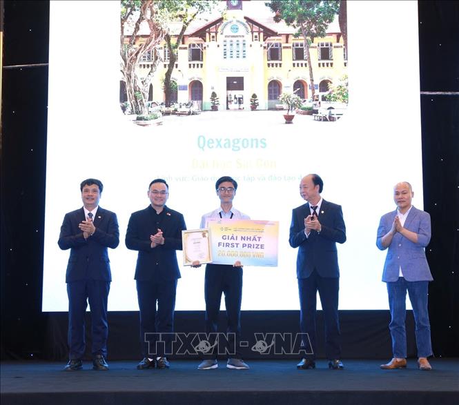 Trường Đại học Sài Gòn nhận giải Nhất với dự án “Qexagons” trong lĩnh vực giáo dục, học tập và đào tạo 4.0. Ảnh: TTXVN phát