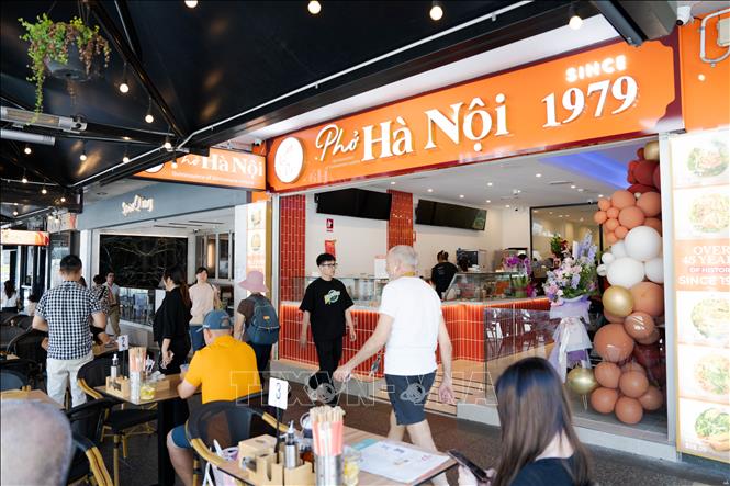 The “Pho Hanoi 1979” restaurant attracts many customers. VNA Photo